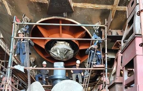 На ледокольном буксире «Нарвская застава» устанавливаются винто-рулевые колонки. Фото пресс-службы концерна